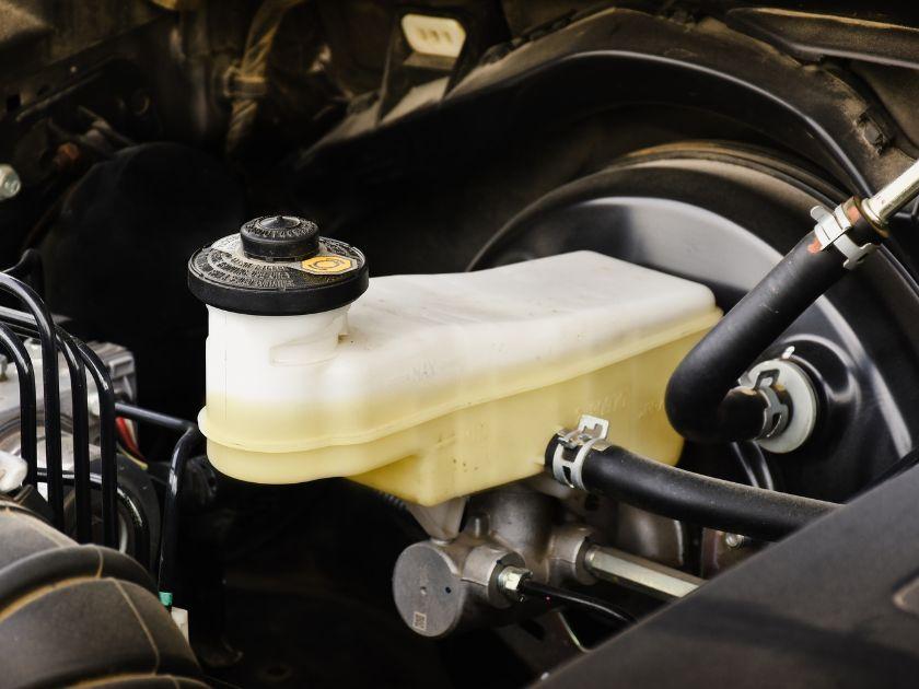 Guía completa de líquidos de frenos: tipos, cuándo cambiarlos y cómo elegir el adecuado