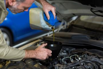 ¿Cada cuánto tiempo hay que cambiar el  aceite del coche?